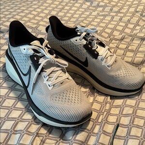 Nike women’s Vomero 17 running shoe-never worn. Size 7.5